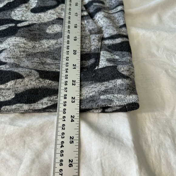 Derek Heart Women's Gray Camo Long Sleeve Turtleneck Knit Pullover Size‎ Small - Picture 11 of 13